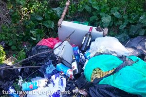 Viterbo - Rifiuti lungo strada Capretta