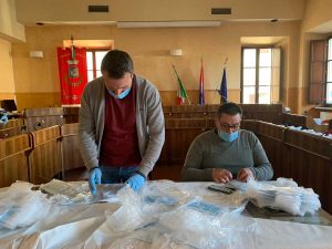 Civita Castellana - Coronavirus - Il confezionamento delle mascherine per i cittadini