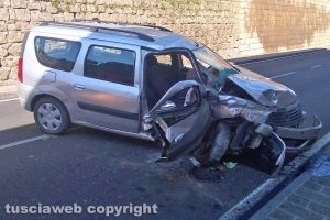Gradoli - Auto contro muro in via Roma