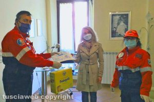 Viterbo - Dall'associazione nazionale carabinieri colombe e mascherine per la Casa delle donne