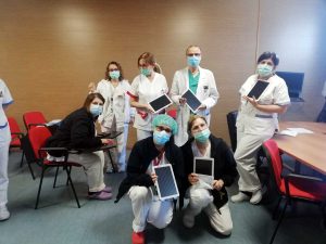 La consegna dei tablet al reparto Covid