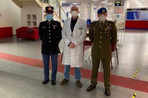 La scuola sottufficiali dell'esercito consegna 400 tute idrorepellenti all'ospedale di Belcolle