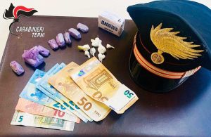 La droga e i soldi sequestrati dai carabinieri