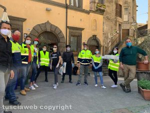 Vignanello - I volontari che hanno distribuito i pasti