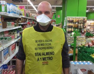 Coronavirus - La pettorina gialla dei dipendenti Coop Amiatina