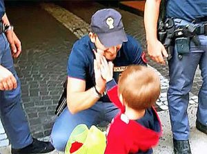 Un poliziotto e un bambino battono il cinque - Foto di repertorio