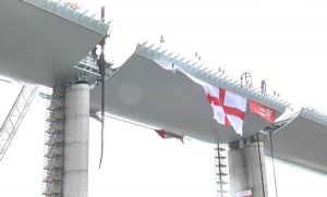 Genova - La posa dell'ultima campata del ponte Morandi