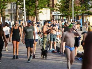 Sidney - Migliaia di persone scendono in spiaggia