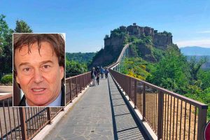 I turisti tornano a visitare Civita di Bagnoregio - Nel riquadro: Francesco Bigiotti