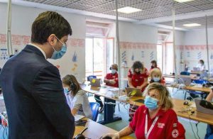 Roberto Speranza nella sala operativa della Croce Rossa Italiana
