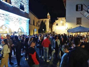 Viterbo - Gente in strada a piazza della Morte