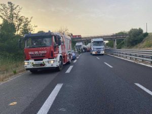 Tarquinia - Autocisterna perde idrocarburi sull'Aurelia bis