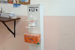 Donate alla casa di riposo piantane-dispenser con gel disinfettante