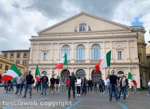 Viterbo - Manifestazione mascherine tricolori
