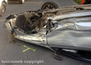 Viterbo - Auto va battere sul guardrail e capotta