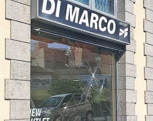 Viterbo - Vetrina di Di Marco Sport sfondata con un sasso