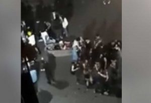Napoli - Fase 2, ragazzi festeggiano una festa di laurea