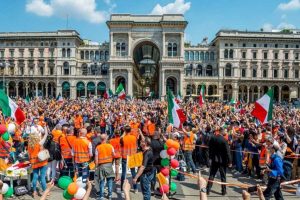 Milano - Gilet arancioni in piazza contro il governo
