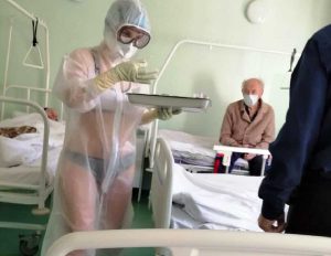 Russia - Infermiera lavora in bikini sotto la tuta anti-Covid