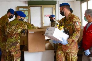 Il terzo reggimento elicotteri alla colletta di prodotti alimentari