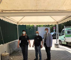 Il gazebo all'esterno della questura di Terni