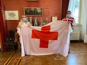 Viterbo - Il sidaco Giovanni Arena con la bandiera della croce rossa italiana