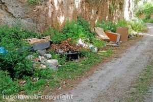 Viterbo - Rifiuti lungo strada Riello