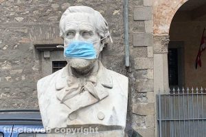 Viterbo - Anche la statua a piazza del Teatro "indossa" la mascherina