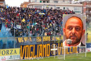 Sport - Calcio - Viterbese - La curva gialloblù - Nel riquadro: Diego Foresti