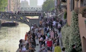 Milano - Folla sui navigli