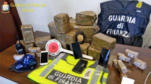 Roma - Fermati per i controlli anti Coronavirus e trovati con hashish e cocaina