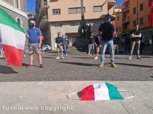 Viterbo - Il movimento delle mascherine tricolori