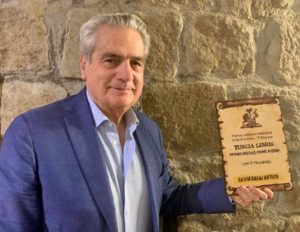 Tuscia libris, il sindaco con una delle pale premio realizzate dall'artista Cinzia Chiulli