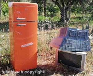 Incivili nella campagna di Monterazzano