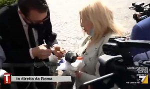 Roma - Sandra Milo incatenata davanti a palazzo Chigi