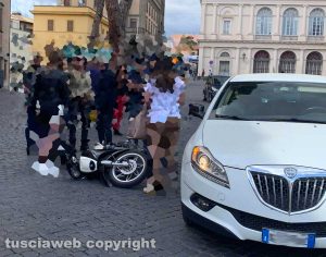 Scontro auto-motorino a piazza del Teatro