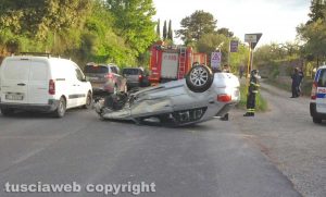Viterbo - Auto va battere sul guardrail e capotta