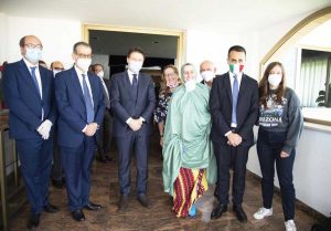 Silvia Romano con il premier Conte e il ministro Di Maio