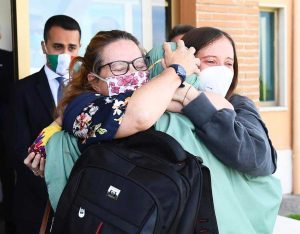 Ciampino - L'abbraccio di Silvia Romano con la madre e la sorella