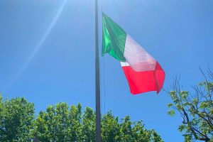 Viterbo - Nuovo tricolore all'ingresso di pratogiardino Lucio Battisti