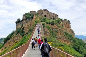 I turisti a Civita di Bagnoregio nell'ultimo weekend
