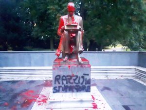 Milano - La statua di Indro Montanelli imbrattata
