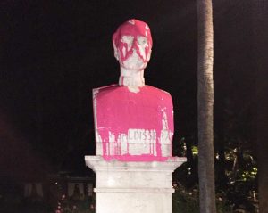 Roma - Vernice rosa sul busto del generale Baldissera al Pincio