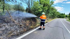 Orte - Incendio di sterpaglie sulla provinciale per Amelia