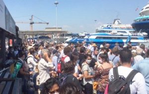 File e assembramenti al porto