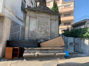 Vandali in azione alla fontana di piazzale Gramsci a Viterbo