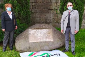 Il fiore deposto da Auser sulla lapide