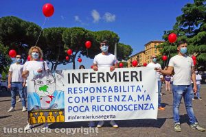 Viterbo - il flash mob del movimento nazionale infermieri