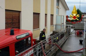 Uno degli interventi dei vigili del fuoco per il maltempo nel nord Italia