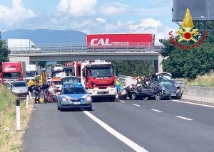 Arezzo - Scontro tra due auto e un tir sull'A1